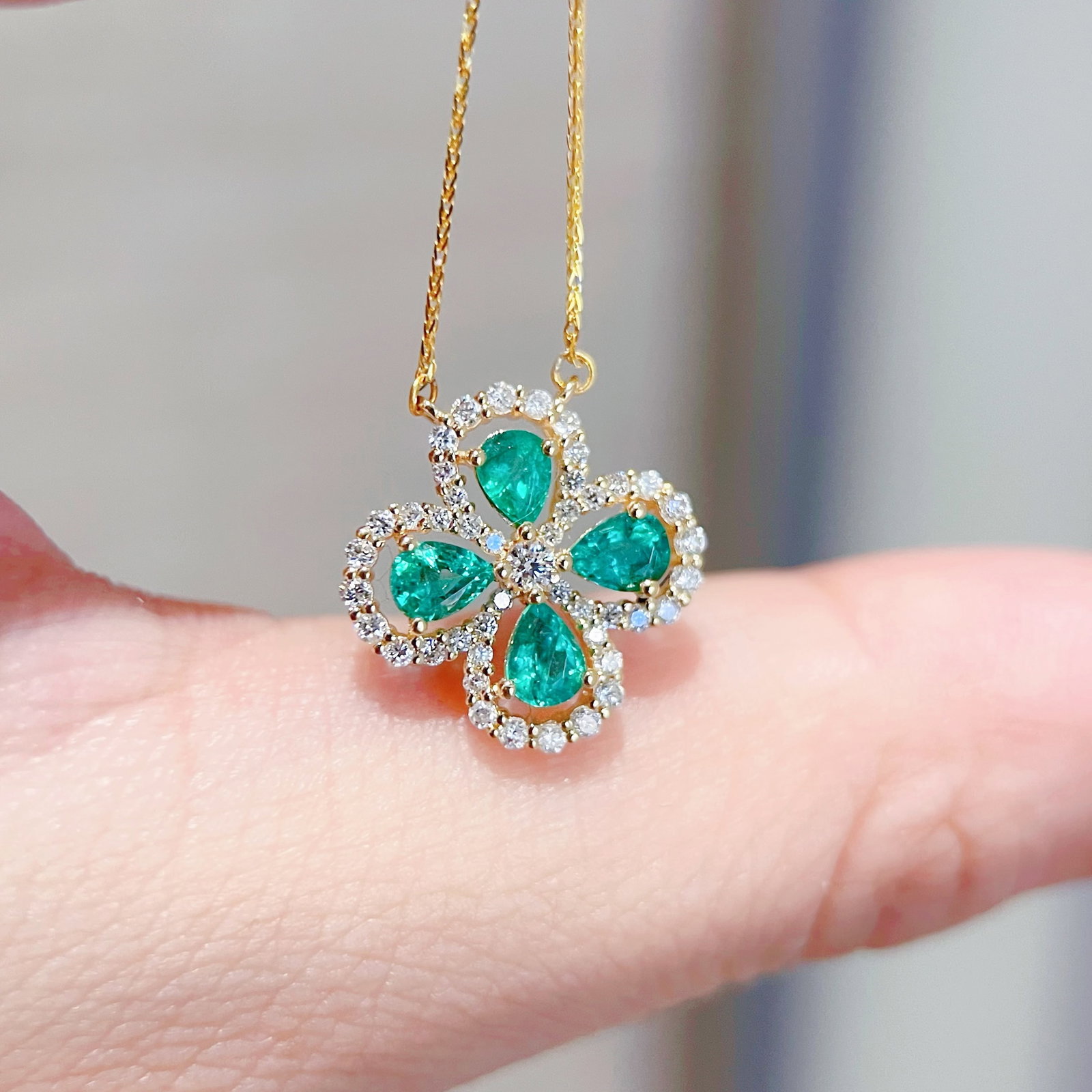 14k Gold 1.09 Ctw Natural Emerald & Diamond Necklace: Ref:231152449 // gold content:14k gold // main gemstone:emerald // shape:pear // carat weight:0. 69ct // color:green // treatment:natural // // adjacent gemstone 2 : diamond // shape:round // carat