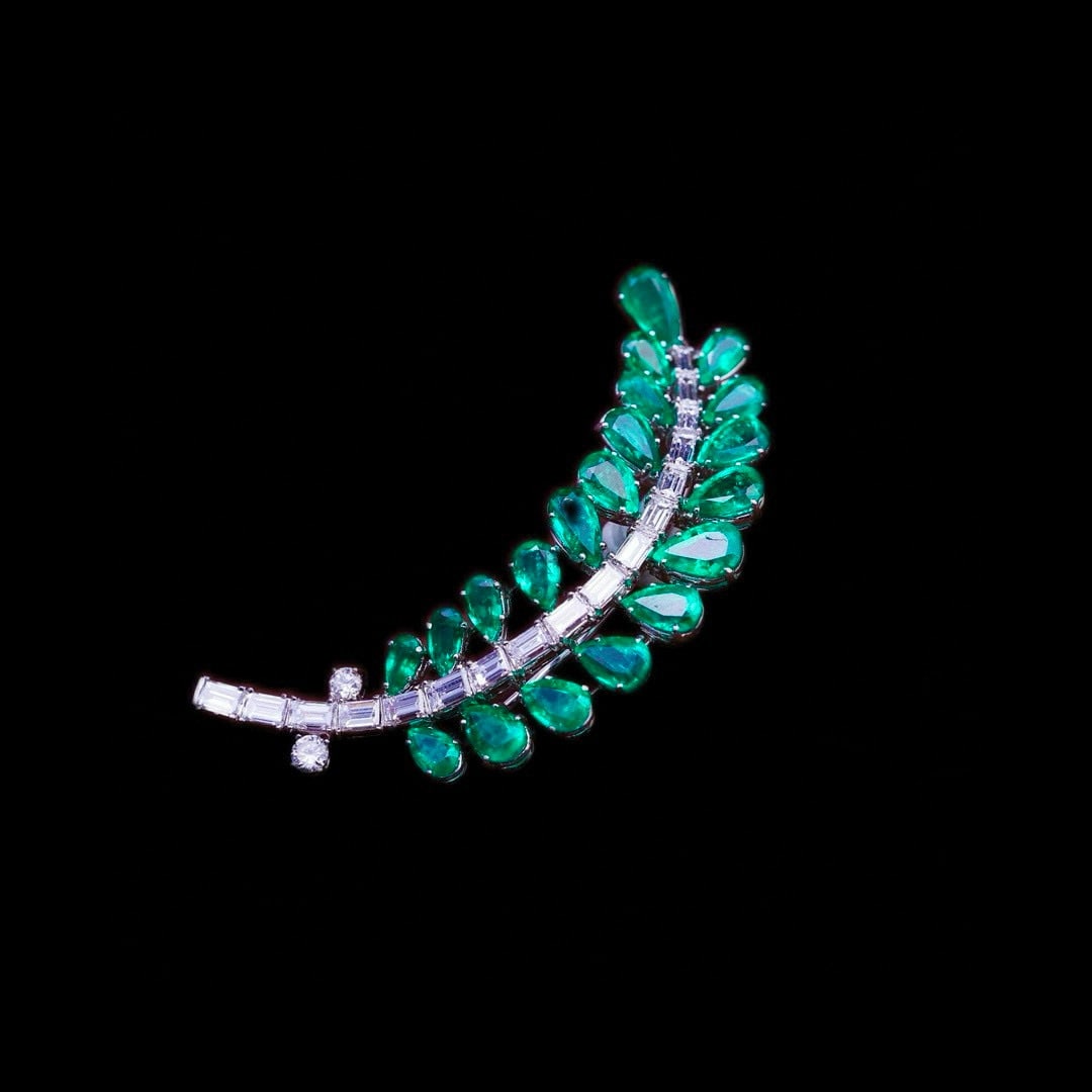 14k Gold 10.00 Ctw Natural Emerald & Diamond Brooch: Ref:230989001 // gold content:14k gold // main gemstone:emerald // shape:pear // carat weight:8. 00ct // color:green // treatment:natural // cut grade:g // // adjacent gemstone 2 : diamond // shape:ro