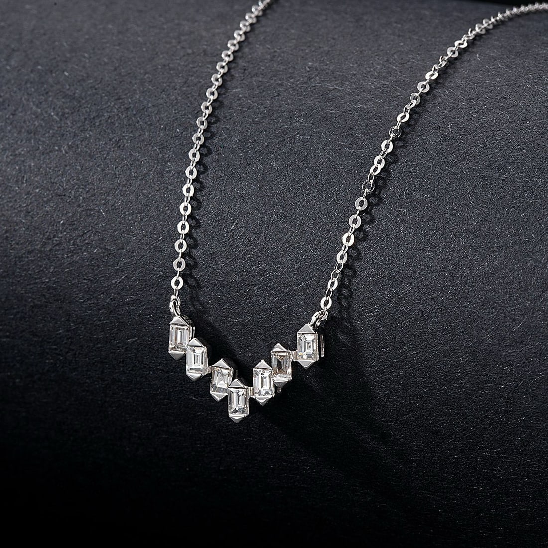 14k Gold 0.37 Ct Natural H Diamond Pendant( Without Chain ): Ref:230989002 // gold content:14k gold // main gemstone:diamond // shape:baguette // carat weight:0. 37ct // color:h // treatment:natural // cut grade:g // // adjacent gemstone 2 : diamond //