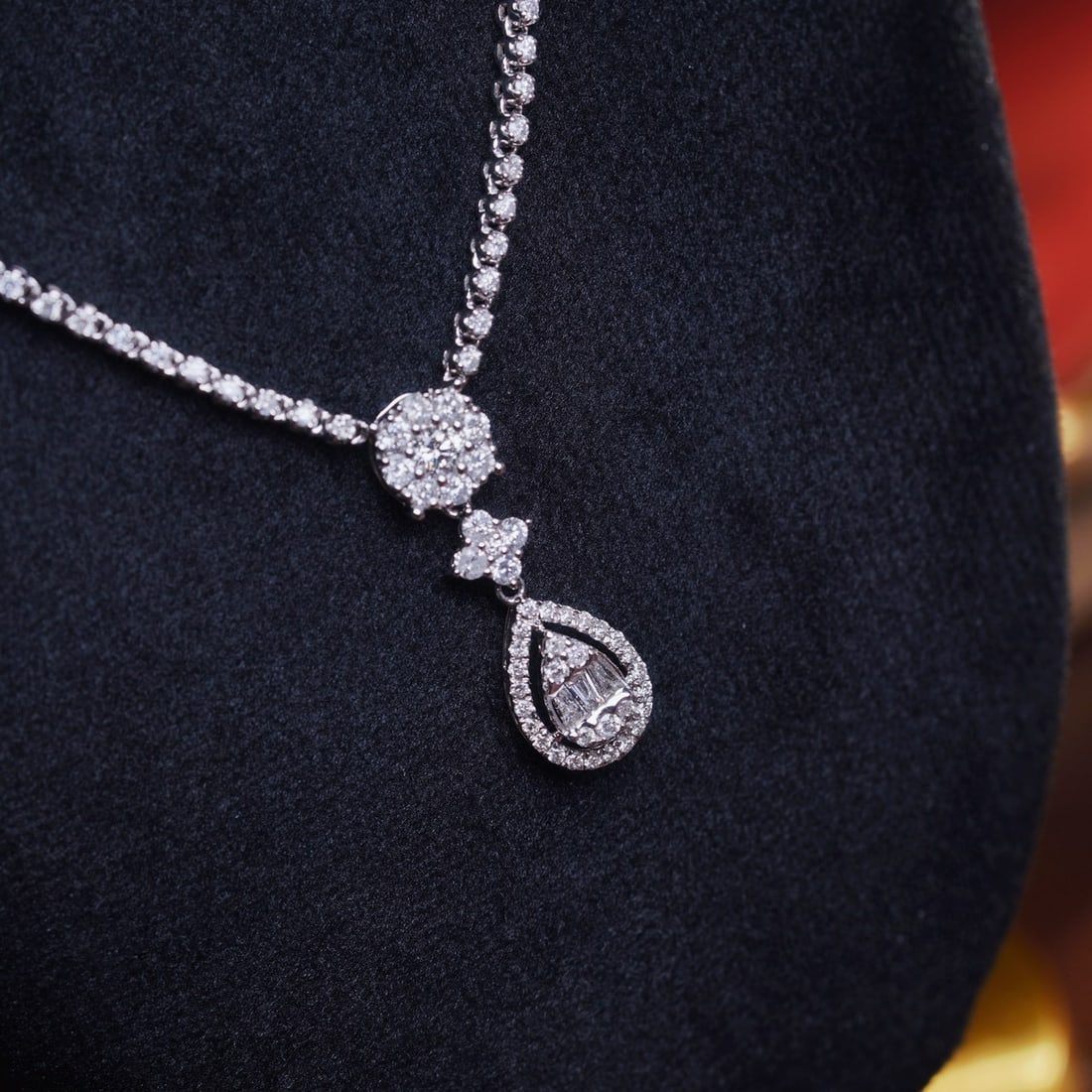 14k Gold 3.00 Ct Natural H Diamond Necklace: Ref:230989017 // gold content:14k gold // main gemstone:diamond // shape:pear // carat weight:3. 00ct // color:h // treatment:natural // cut grade:g // // adjacent gemstone 2 : diamond // shape:round 