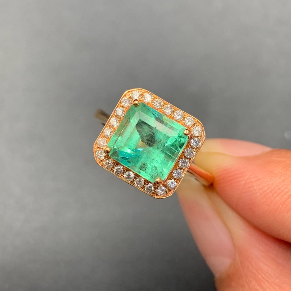 14k Gold 2.78 Ctw Natural Emerald & Diamond Ring: Ref:230989018 // gold content:14k gold // ring size:7. 25us // // main gemstone:emerald // shape:emerald // carat weight:2. 53ct // color:green // treatment:natural // cut grade:g // // adjacent gemst