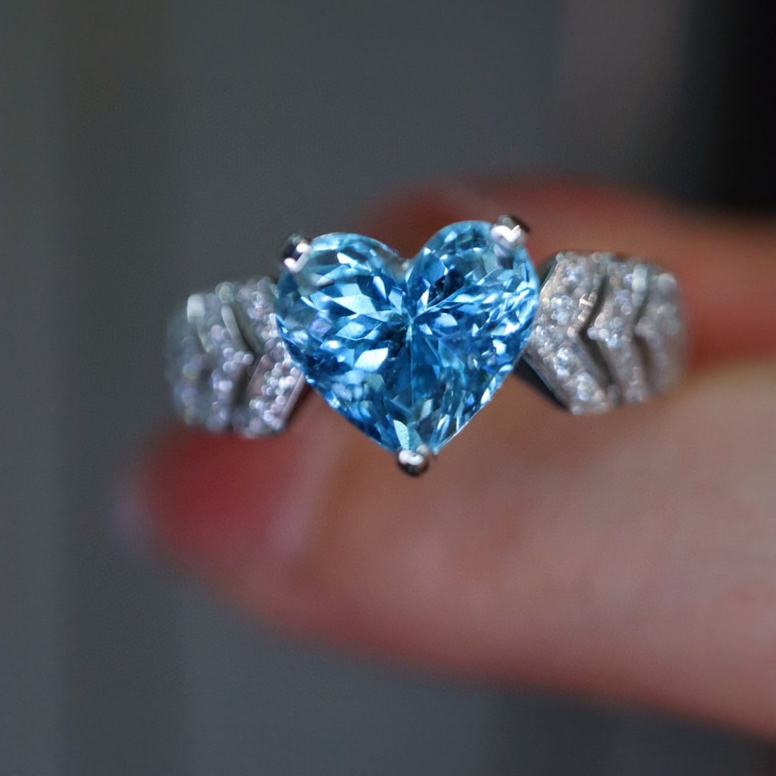 14k Gold 1.93 Ctw Natural Aquamarine & Diamond Ring: Ref:230989032 // gold content:14k gold // ring size:7. 25us // // main gemstone:aquamarine // shape:heart // carat weight:1. 76ct // color:blue // treatment:natural // cut grade:g // // adjacent gemst