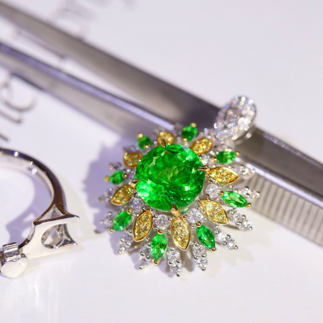 14k Gold 4.30 Ctw Natural Tsavorite & Diamond Ring - 4