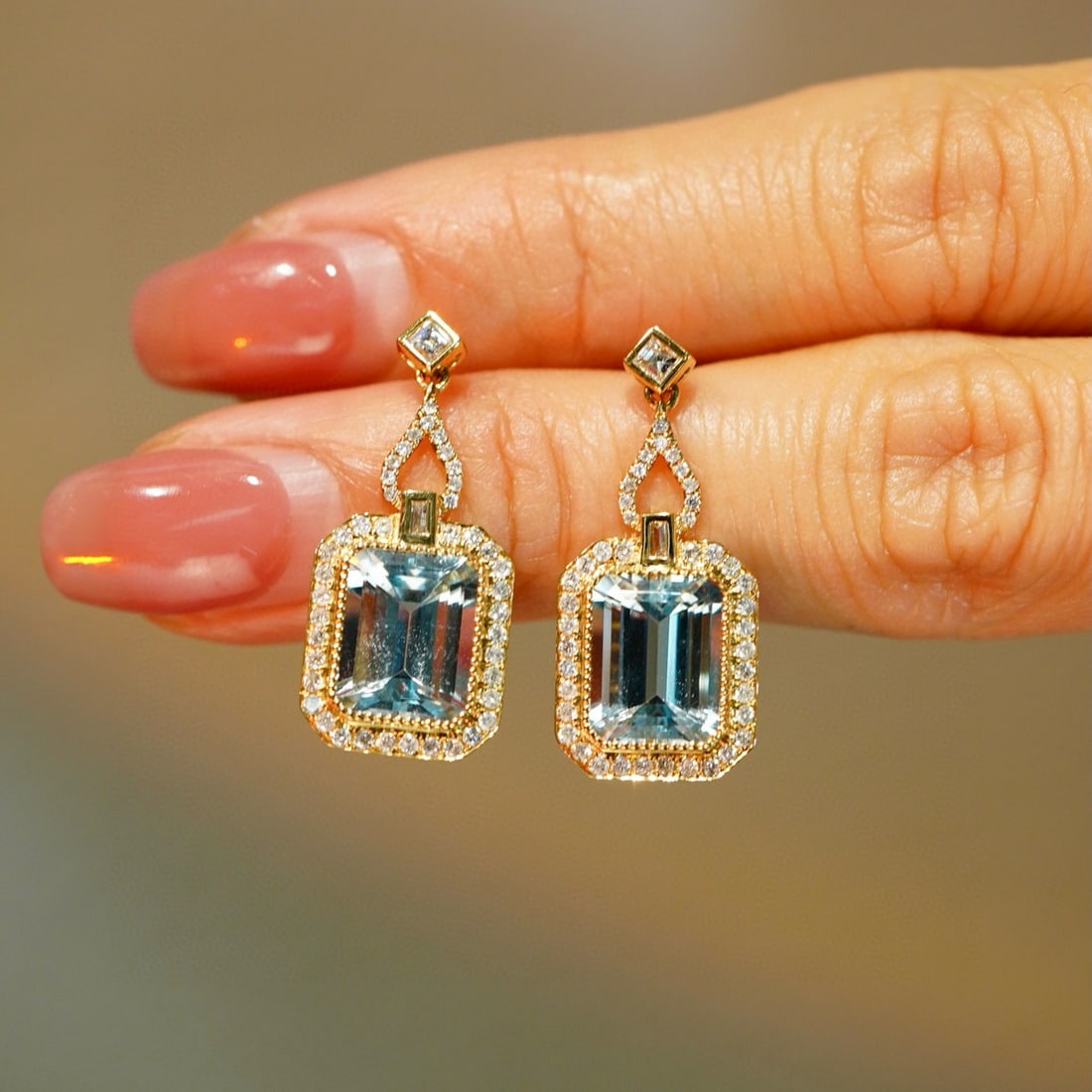 14k Gold 5 Ct Natural Aquamarine & Diamond Earrings: Ref:230989046 // gold content:14k gold // main gemstone:aquamarine // shape:emerald // carat weight:5ct // color:blue // treatment:natural // cut grade:g // // adjacent gemstone 2 : diamond //