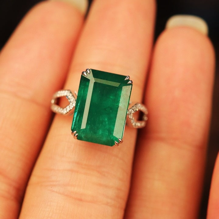 14k Gold 9.55 Ctw Natural Emerald & Diamond Ring: Ref:230989049 // gold content:14k gold // ring size:7. 25us // // main gemstone:emerald // shape:emerald // carat weight:9. 35ct // color:green // treatment:natural // cut grade:g // // adjacent