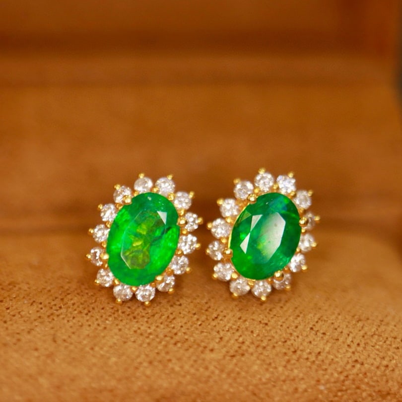14k Gold 1.68 Ctw Natural Emerald & Diamond Earrings: Ref:230989051 // gold content:14k gold // main gemstone:emerald // shape:oval // carat weight:1. 4ct // color:green // treatment:natural // cut grade:g // // adjacent gemstone 2 : diamond //