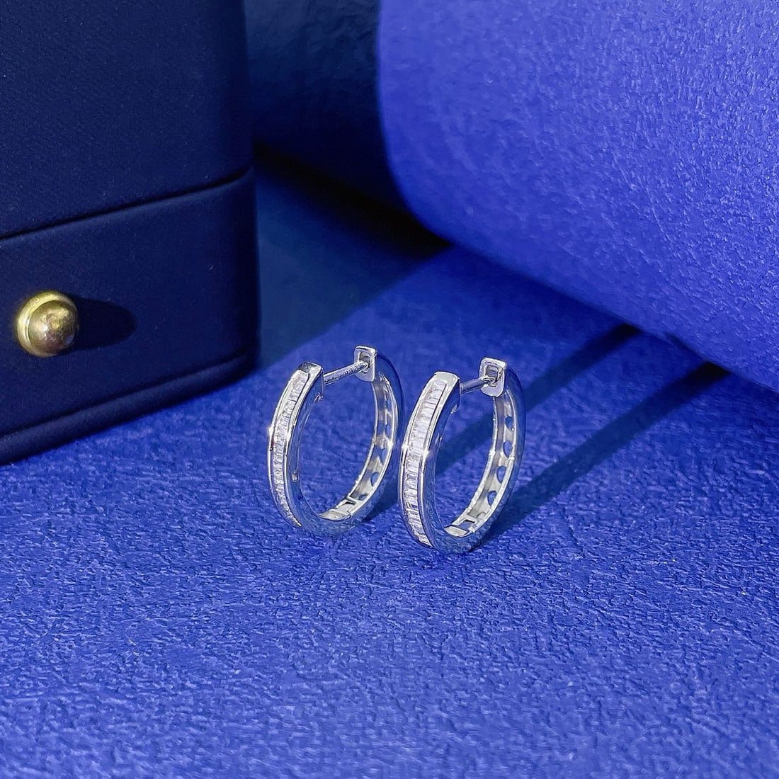 14k Gold 0.20 Ct Natural H Diamond Earrings: Ref:230989058 // gold content:14k gold // main gemstone:diamond // shape:baguette // carat weight:0. 20ct // color:h // treatment:natural // cut grade:g // // adjacent gemstone 2 : diamond // shape:ro