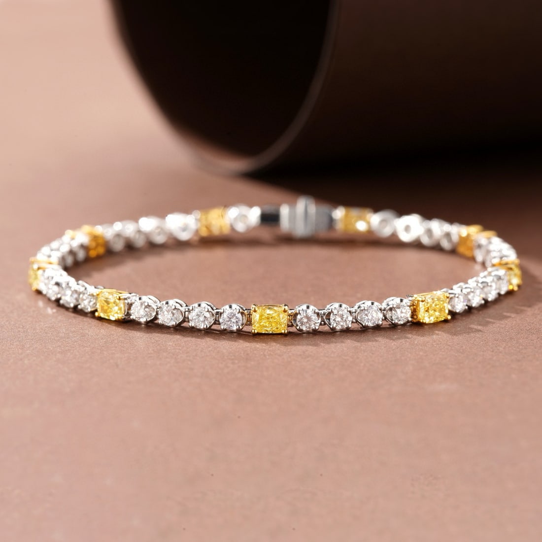 14k Gold 3.86 Ctw Natural H Diamond Bracelet: Ref:230989066 // gold content:14k gold // main gemstone:diamond // shape:emerald // carat weight:2. 06ct // color:h // treatment:natural // cut grade:g // // adjacent gemstone 2 : diamond //