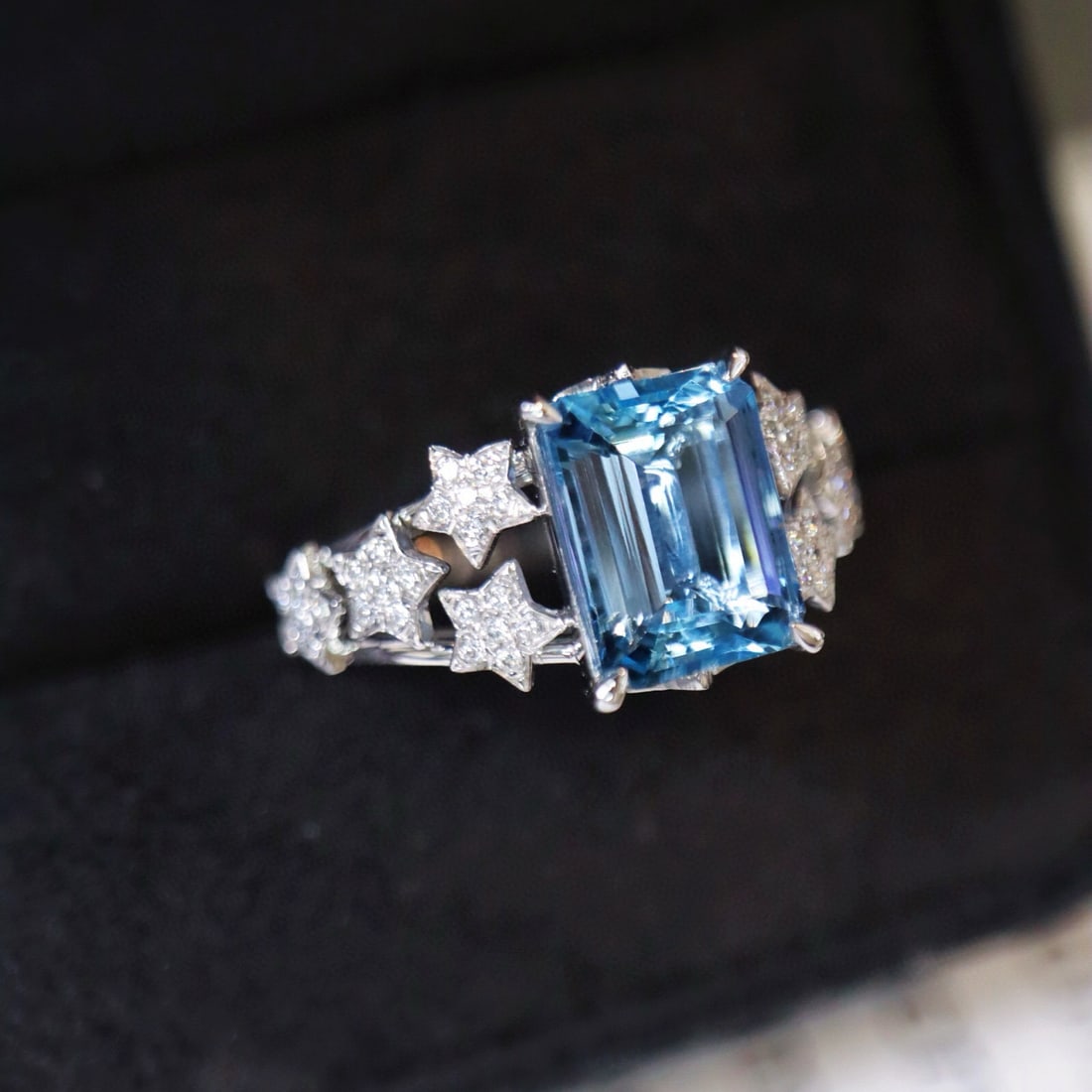 14k Gold 2.19 Ctw Natural Aquamarine & Diamond Ring: Ref:230989080 // gold content:14k gold // ring size:7. 25us // // main gemstone:aquamarine // shape:emerald // carat weight:2. 0ct // color:blue // treatment:natural // cut grade:g // // adjacent gems