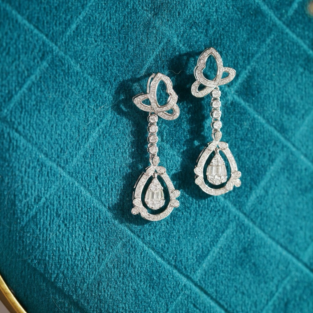14k Gold 0.70 Ct Natural H Diamond Earrings: Ref:230989089 // gold content:14k gold // main gemstone:diamond // shape:baguette // carat weight:0. 70ct // color:h // treatment:natural // cut grade:g // // adjacent gemstone 2 : diamond //