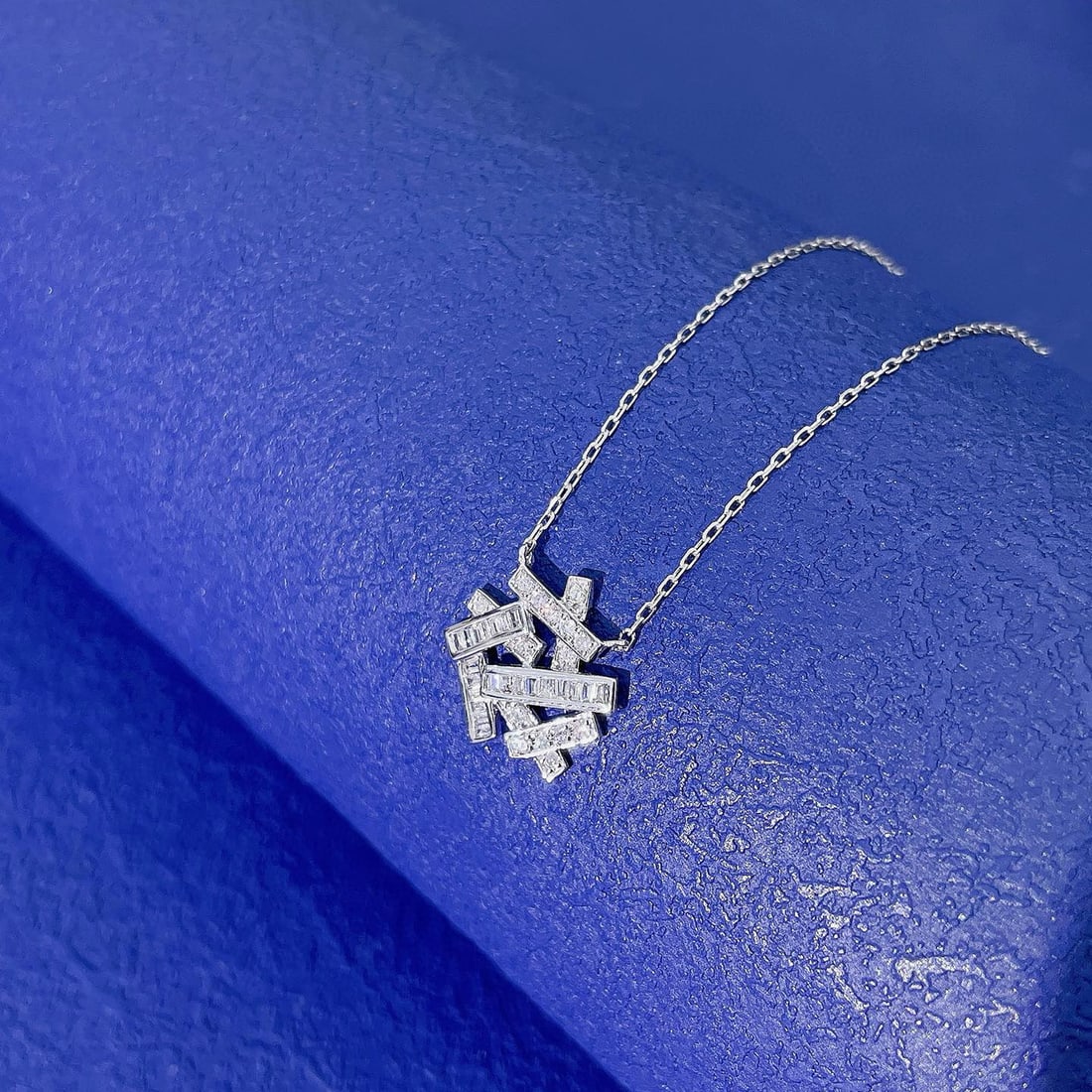 14k Gold 0.22 Ctw Natural H Diamond Pendant( Without Chain ): Ref:230989094 // gold content:14k gold // main gemstone:diamond // shape:baguette // carat weight:0. 13ct // color:h // treatment:natural // cut grade:g // // adjacent gemstone 2 : diamond //