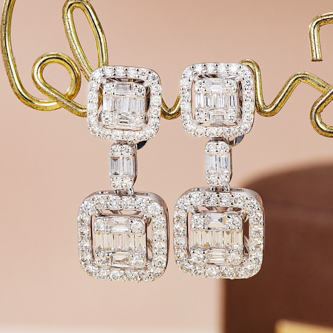 14k Gold 1.32 Ctw Natural H Diamond Earrings: Ref:230989100 // gold content:14k gold // main gemstone:diamond // shape:baguette // carat weight:0. 54ct // color:h // treatment:natural // cut grade:g // // adjacent gemstone 2 : diamond // shape:ro