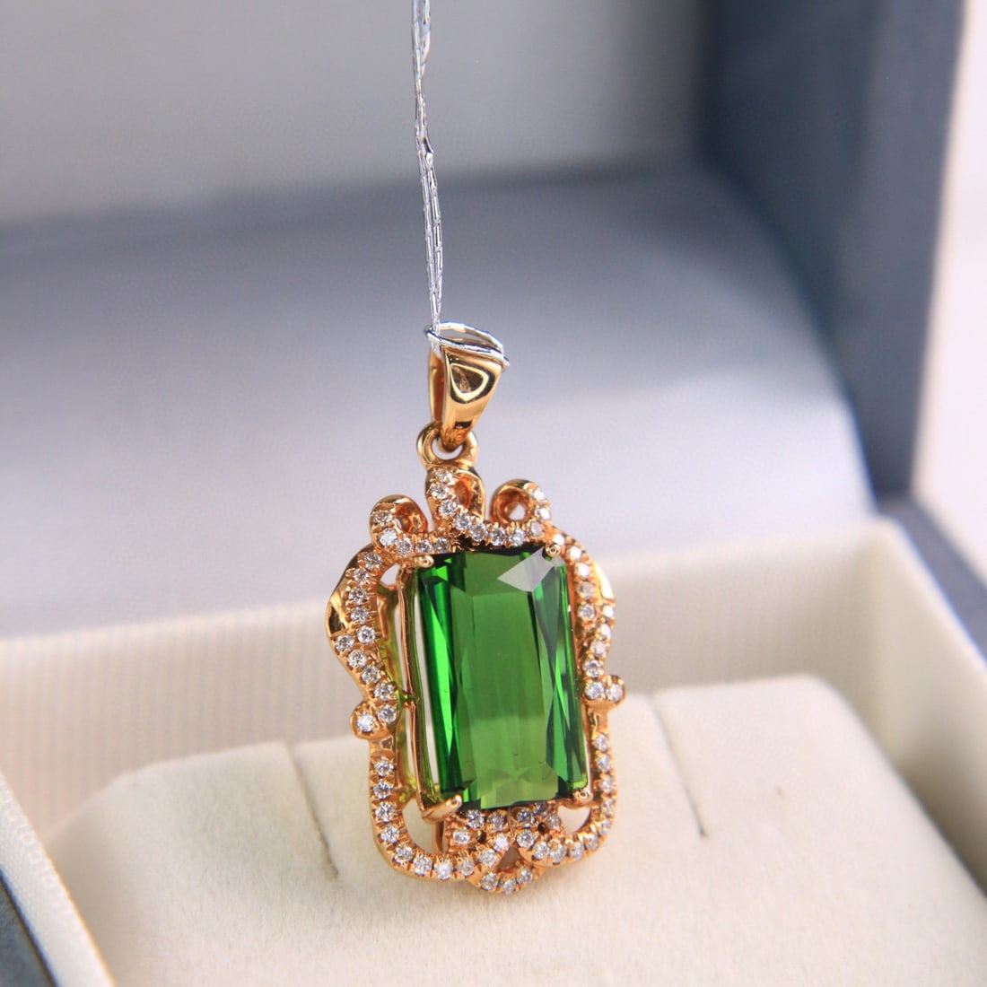 14k Gold 5.41 Ctw Natural Tourmaline & Diamond Pendant( Without Chain ): Ref:230989109 // gold content:14k gold // main gemstone:tourmaline // shape:emerald // carat weight:5. 2ct // color:green // treatment:natural // cut grade:g // // adjacent gemstone 2 : diamond //