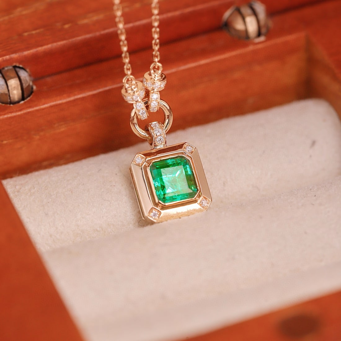 14k Gold 0.48 Ctw Natural Emerald & Diamond Pendant( Without Chain ): Ref:230989126 // gold content:14k gold // main gemstone:emerald // shape:emerald // carat weight:0. 43ct // color:green // treatment:natural // cut grade:g // // adjacent gemstone 2 : diamond //