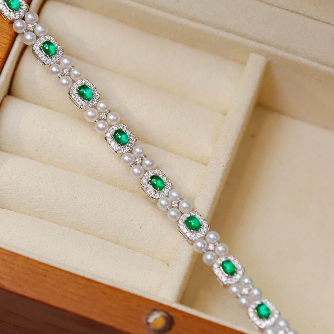 14k Gold 2.69 Ctw Natural Emerald & Diamond Bracelet: Ref:230989127 // gold content:14k gold // main gemstone:emerald // shape:oval // carat weight:1. 5ct // color:green // treatment:natural // cut grade:g // // adjacent gemstone 2 : diamond //