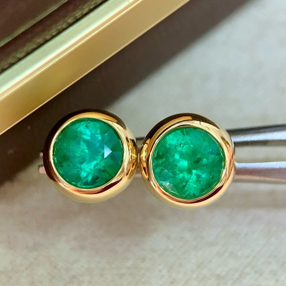 14k Gold 1.61 Ct Natural Emerald Earrings: Ref:230989133 // gold content:14k gold // main gemstone:emerald // shape:oval // carat weight:1. 61ct // color:green // treatment:natural // cut grade:g // High Estimate: 19000 Condition: New Low