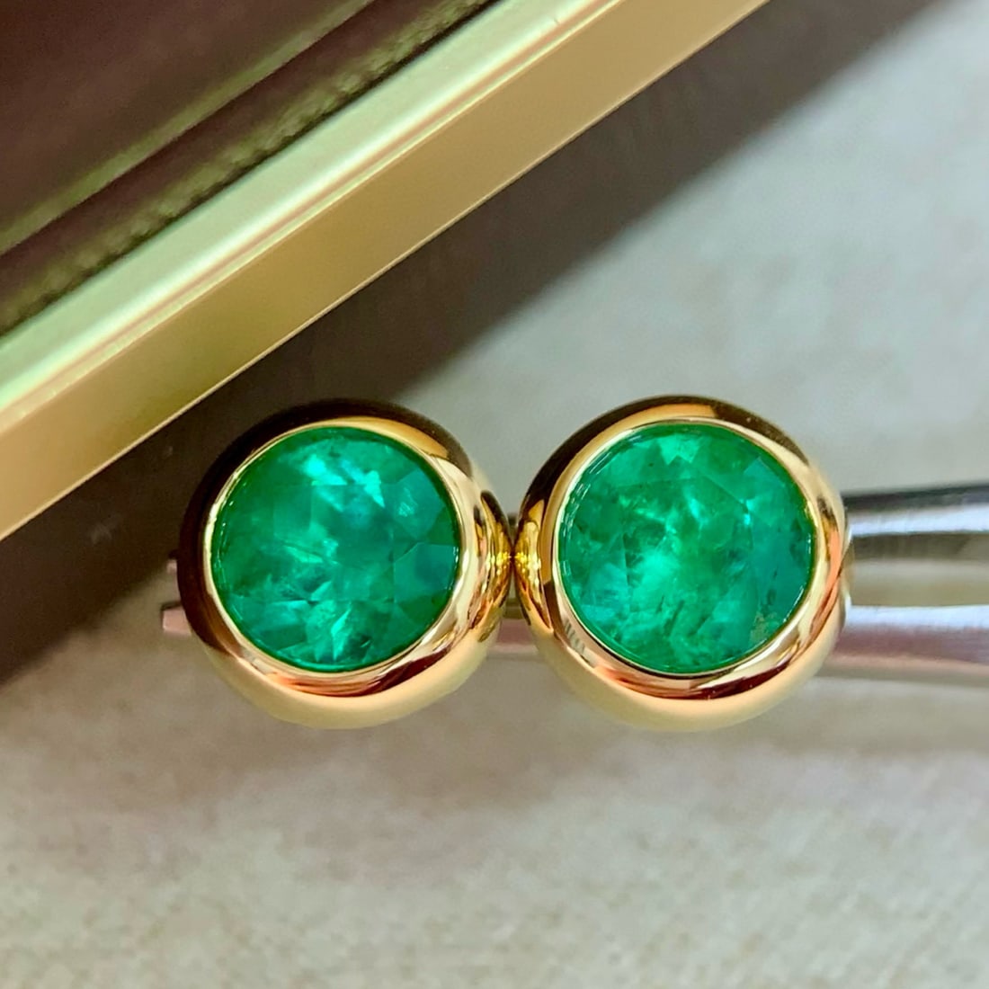 14k Gold 1.61 Ct Natural Emerald Earrings - 4