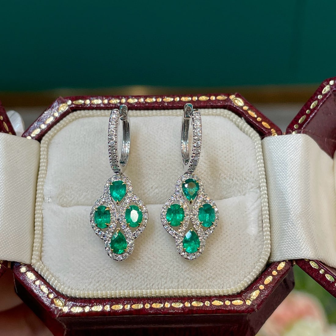 14k Gold 1.35 Ct Natural Emerald & Diamond Earrings: Ref:230989169 // gold content:14k gold // main gemstone:emerald // shape:oval // carat weight:1. 35ct // color:green // treatment:natural // cut grade:g // // adjacent gemstone 2 : diamond // shape:ro