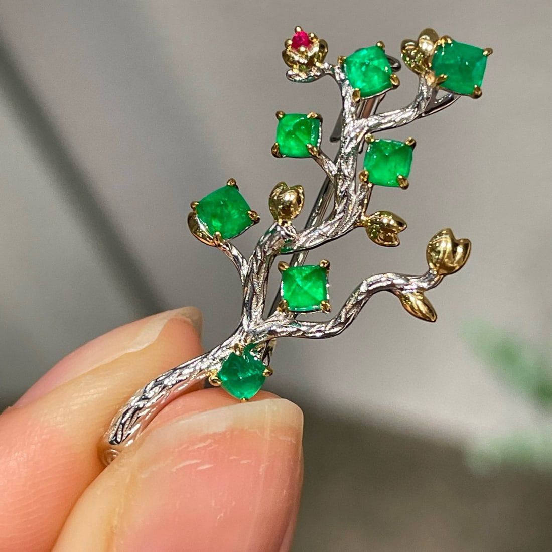 14k Gold 1.5 Ct Natural Emerald & Diamond Brooch/pendant( Without Chain ): Ref:230989173 // gold content:14k gold // main gemstone:emerald // shape:suger-loaf // carat weight:1. 5ct // color:green // treatment:natural // cut grade:g // // adjacent gemstone 2 : diamond //