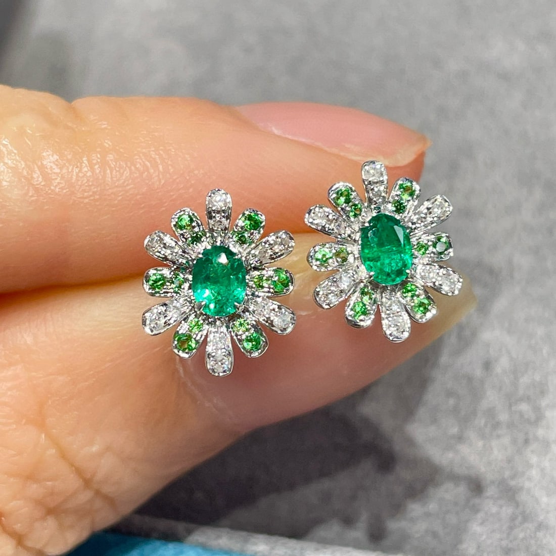 14k Gold 0.30 Ct Natural Emerald & Diamond Earrings - 4