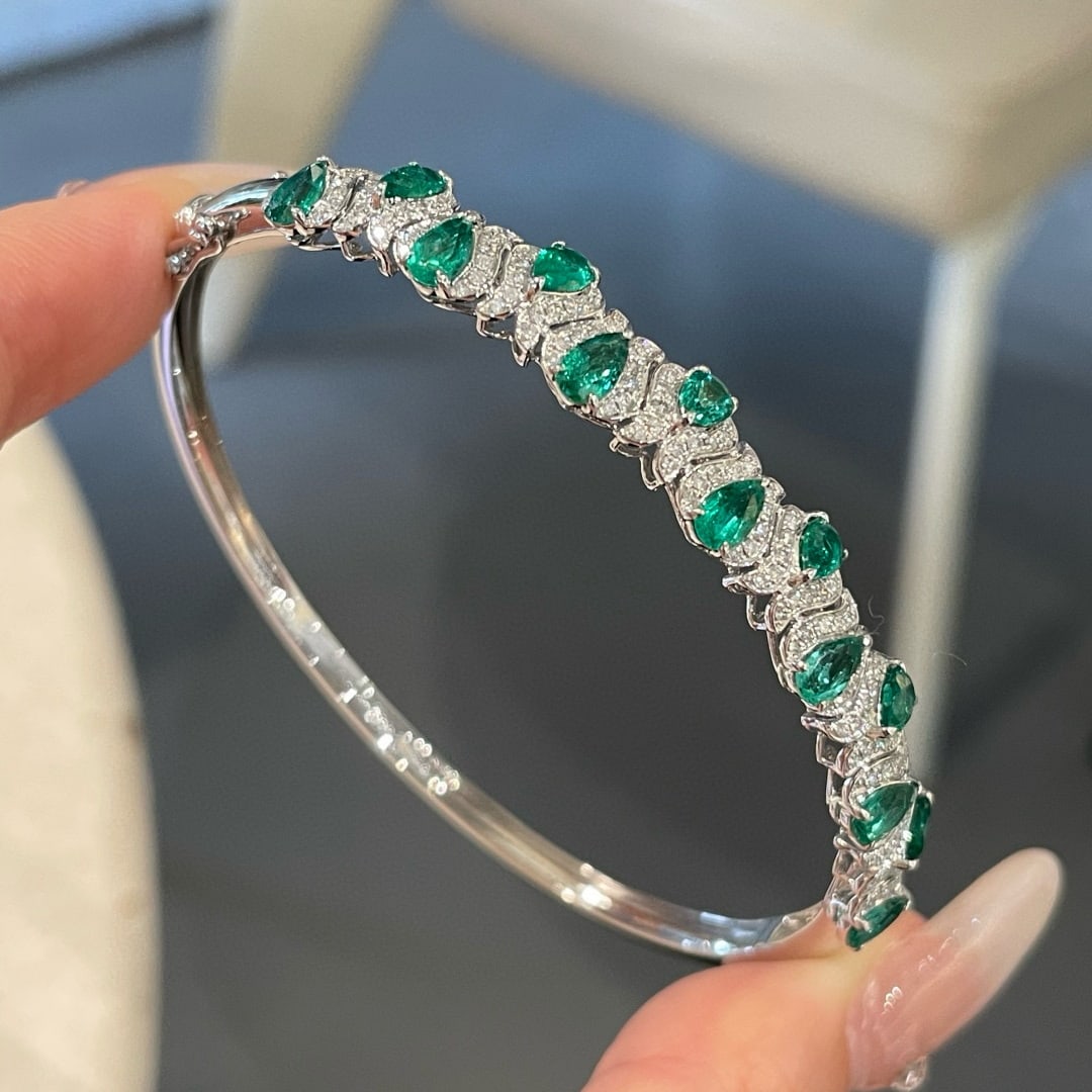 14k Gold 2.3 Ct Natural Emerald & Diamond Bracelet: Ref:230989175 // gold content:14k gold // main gemstone:emerald // shape:pear // carat weight:2. 3ct // color:green // treatment:natural // cut grade:g // // adjacent gemstone 2 : diamond // shape:rou