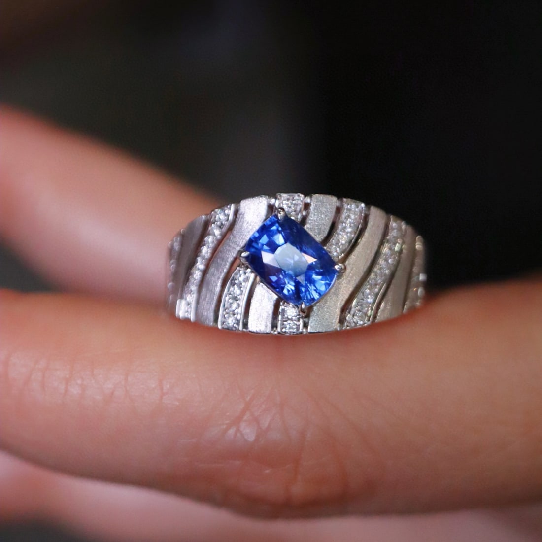14k Gold 1.20 Ctw Natural Sapphire & Diamond Ring: Ref:230989191 // gold content:14k gold // ring size:7. 25us // // main gemstone:sapphire // shape:cushion // carat weight:1. 07ct // color:blue // treatment:natural // cut grade:g // // adjacent