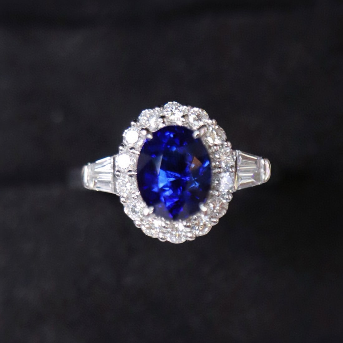 14k Gold 2.57 Ctw Natural Sapphire & Diamond Ring: Ref:230989200 // gold content:14k gold // ring size:7. 25us // // main gemstone:sapphire // shape:oval // carat weight:2. 07ct // color:blue // treatment:natural // cut grade:g // // adjacent gemstone