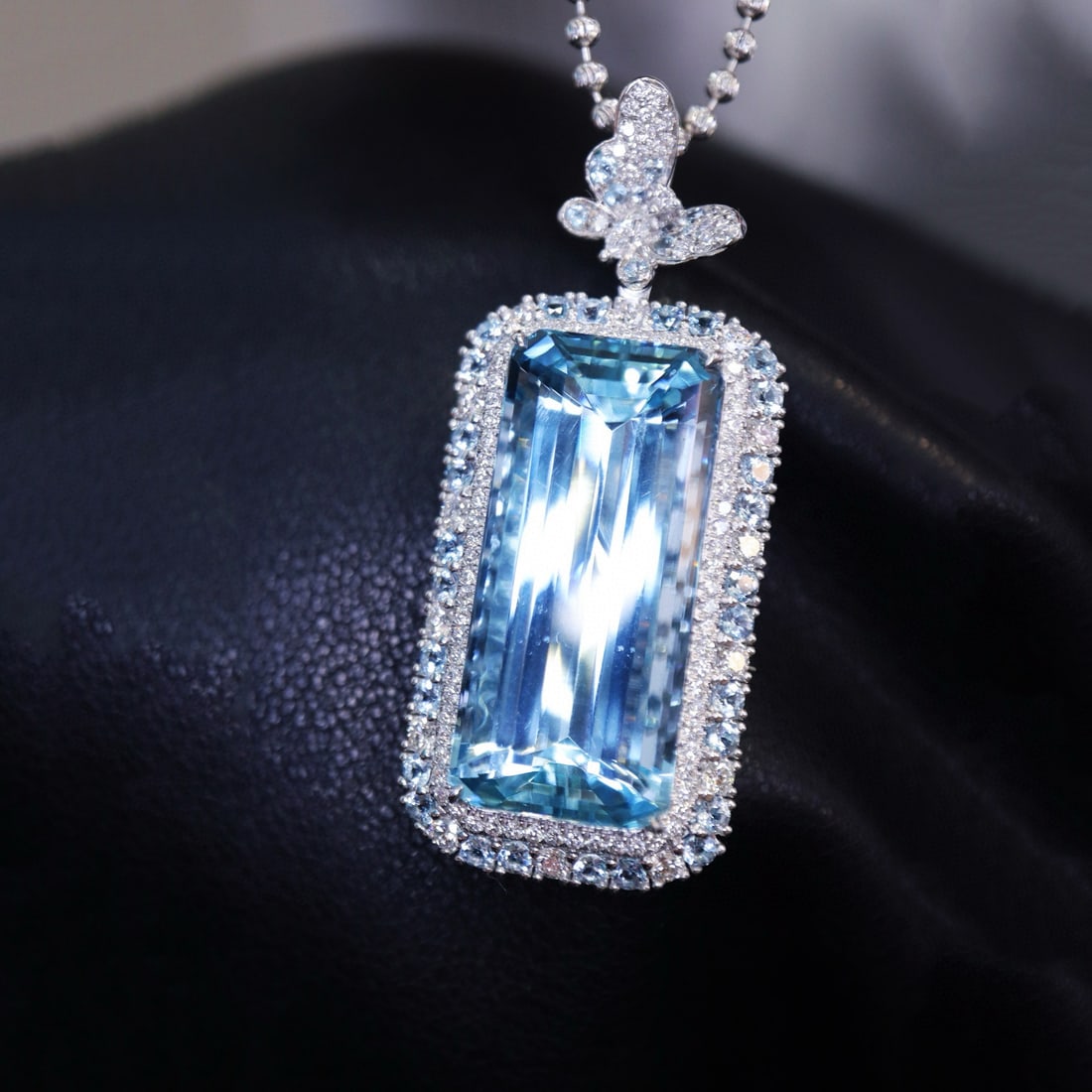 14k Gold 16.89 Ctw Natural Aquamarine & Diamond Pendant( Without Chain ): Ref:230989209 // gold content:14k gold // main gemstone:aquamarine // shape:emerald // carat weight:15. 94ct // color:blue // treatment:natural // cut grade:g // // adjacent gemstone 2 : diamond // sh