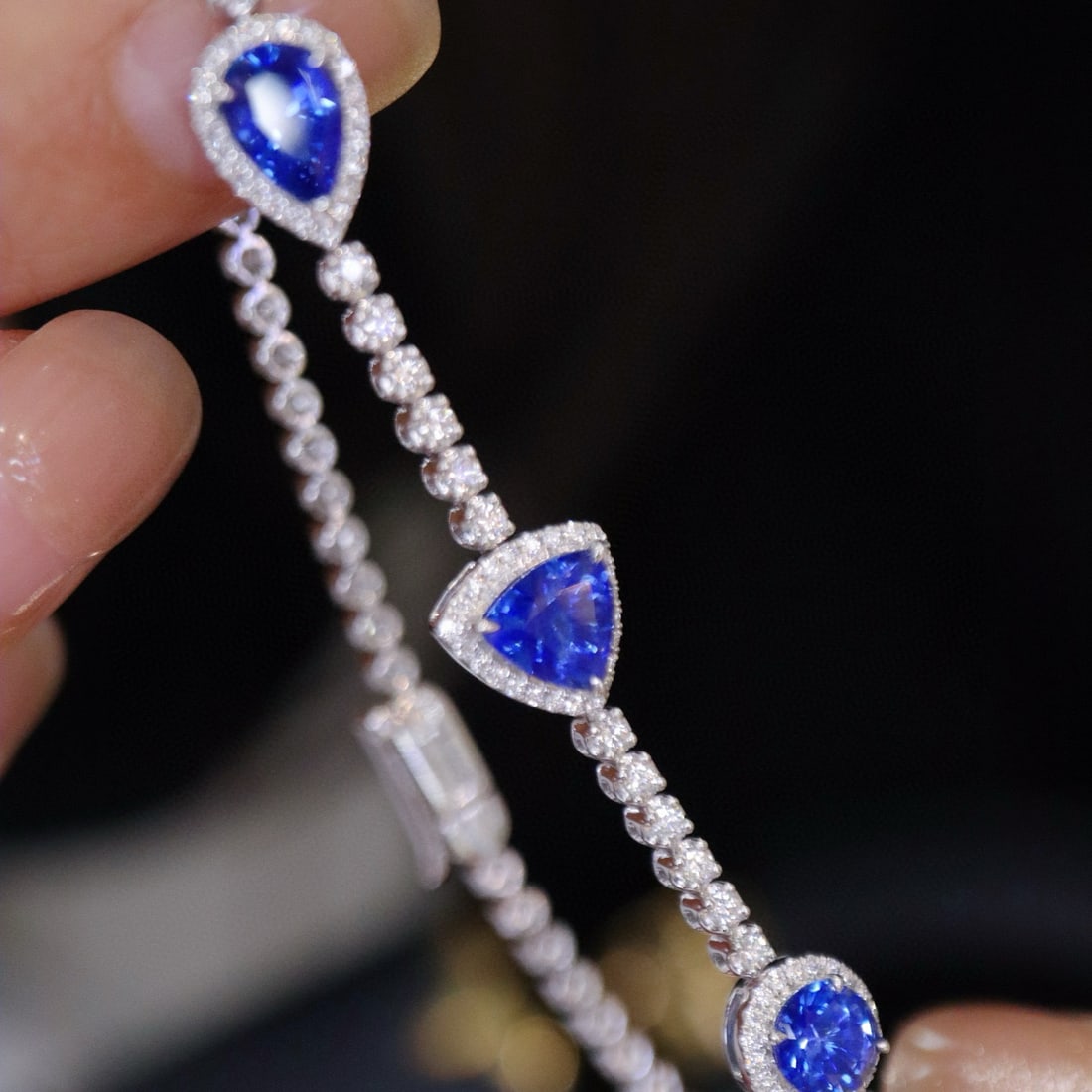 14k Gold 4.69 Ctw Natural Sapphire & Diamond Bracelet: Ref:230989211 // gold content:14k gold // main gemstone:sapphire // shape:triangle // carat weight:3. 6ct // color:blue // treatment:natural // cut grade:g // // adjacent gemstone 2 : diamond // shape