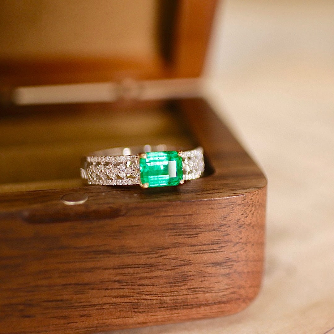 14k Gold 1.39 Ctw Natural Emerald & Diamond Ring: Ref:230989215 // gold content:14k gold // ring size:7. 25us // // main gemstone:emerald // shape:emerald // carat weight:1. 11ct // color:green // treatment:natural // cut grade:g // // adjacent gemst
