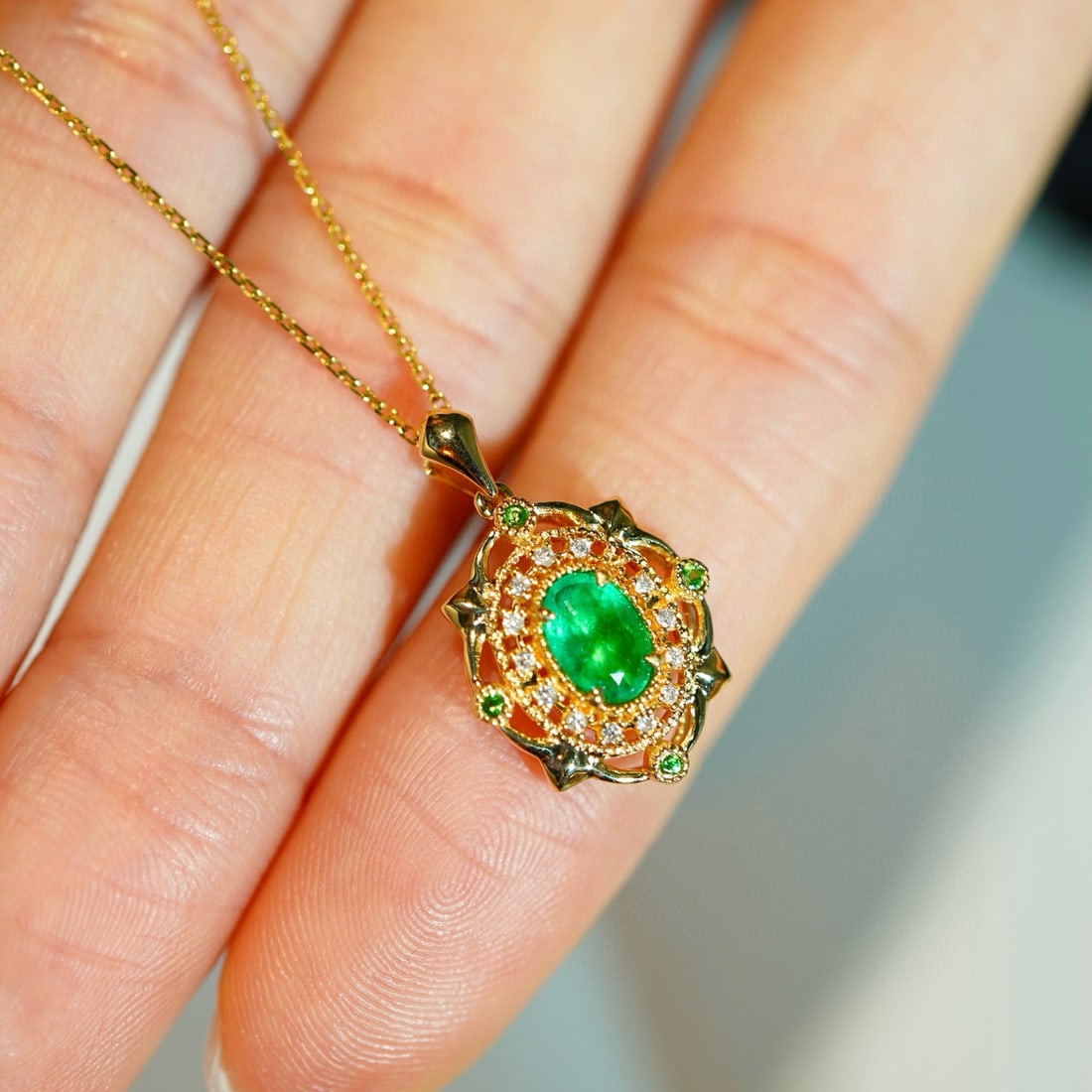 14k Gold 0.40 Ct Natural Emerald & Diamond Pendant( Without Chain ): Ref:230989217 // gold content:14k gold // main gemstone:emerald // shape:oval // carat weight:0. 40ct // color:green // treatment:natural // cut grade:g // // adjacent gemstone 2 : diamond //
