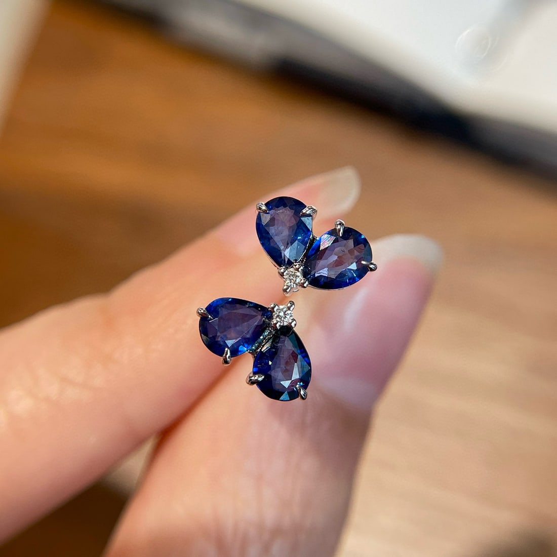 14k Gold 1.8 Ct Natural Sapphire & Diamond Earrings: Ref:230989218 // gold content:14k gold // main gemstone:sapphire // shape:pear // carat weight:1. 8ct // color:blue // treatment:natural // cut grade:g // // adjacent gemstone 2 : diamond // shape:rou