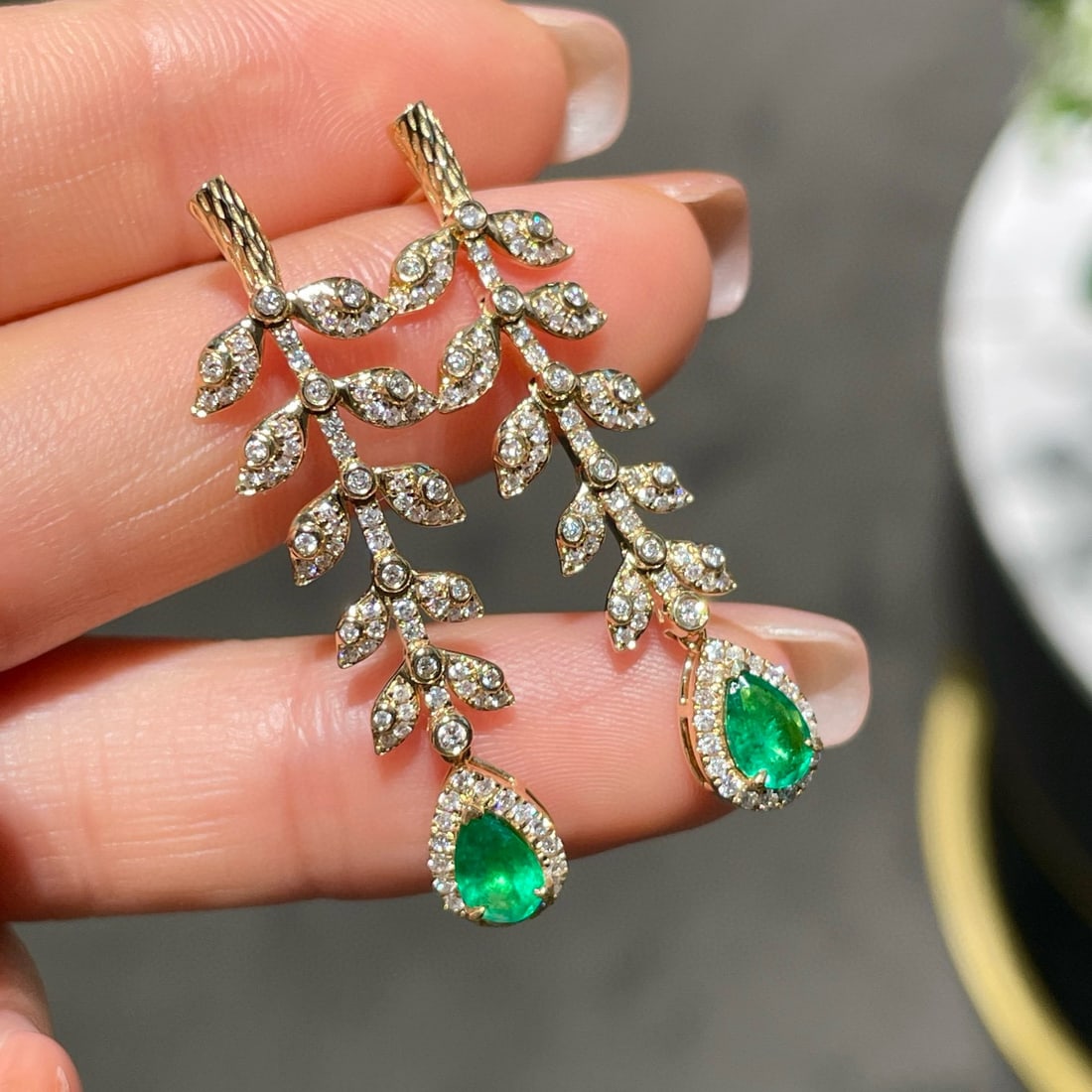 14k Gold 0.70 Ct Natural Emerald & Diamond Earrings: Ref:230989220 // gold content:14k gold // main gemstone:emerald // shape:pear // carat weight:0. 70ct // color:green // treatment:natural // cut grade:g // // adjacent gemstone 2 : diamond // shape:ro