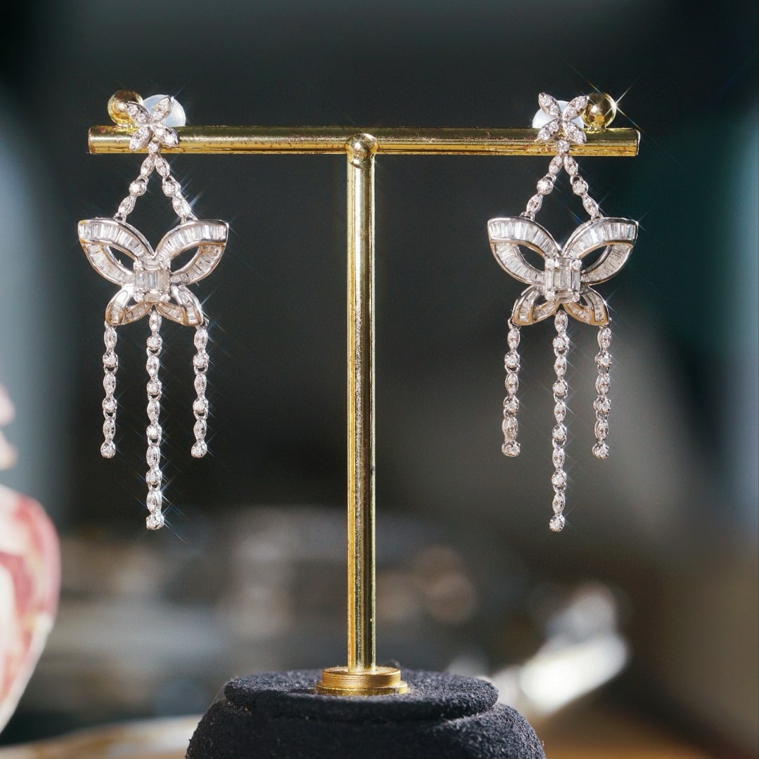 14k Gold 1.40 Ct Natural H Diamond Earrings: Ref:230989226 // gold content:14k gold // main gemstone:diamond // shape:baguette // carat weight:1. 40ct // color:h // treatment:natural // cut grade:g // // adjacent gemstone 2 : diamond // shape:ro