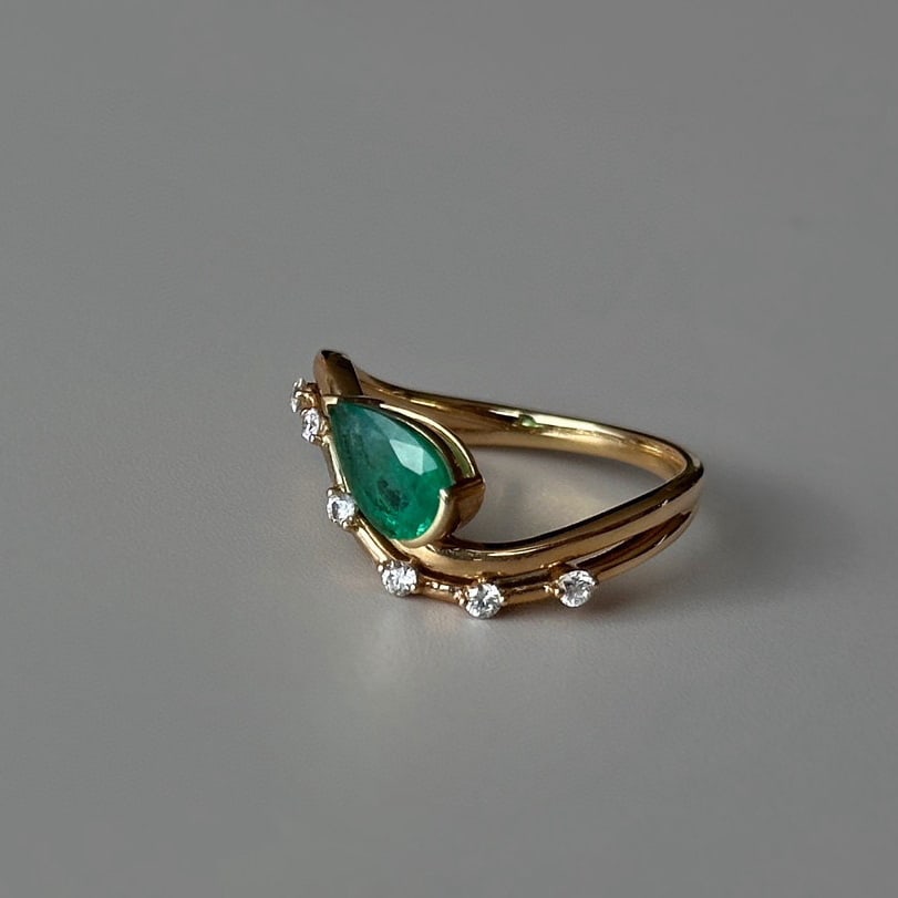 14k Gold 0.89 Ctw Natural Emerald & Diamond Ring: Ref:230989228 // gold content:14k gold // ring size:7. 25us // // main gemstone:emerald // shape:pear // carat weight:0. 75ct // color:green // treatment:natural // cut grade:g // // adjacent
