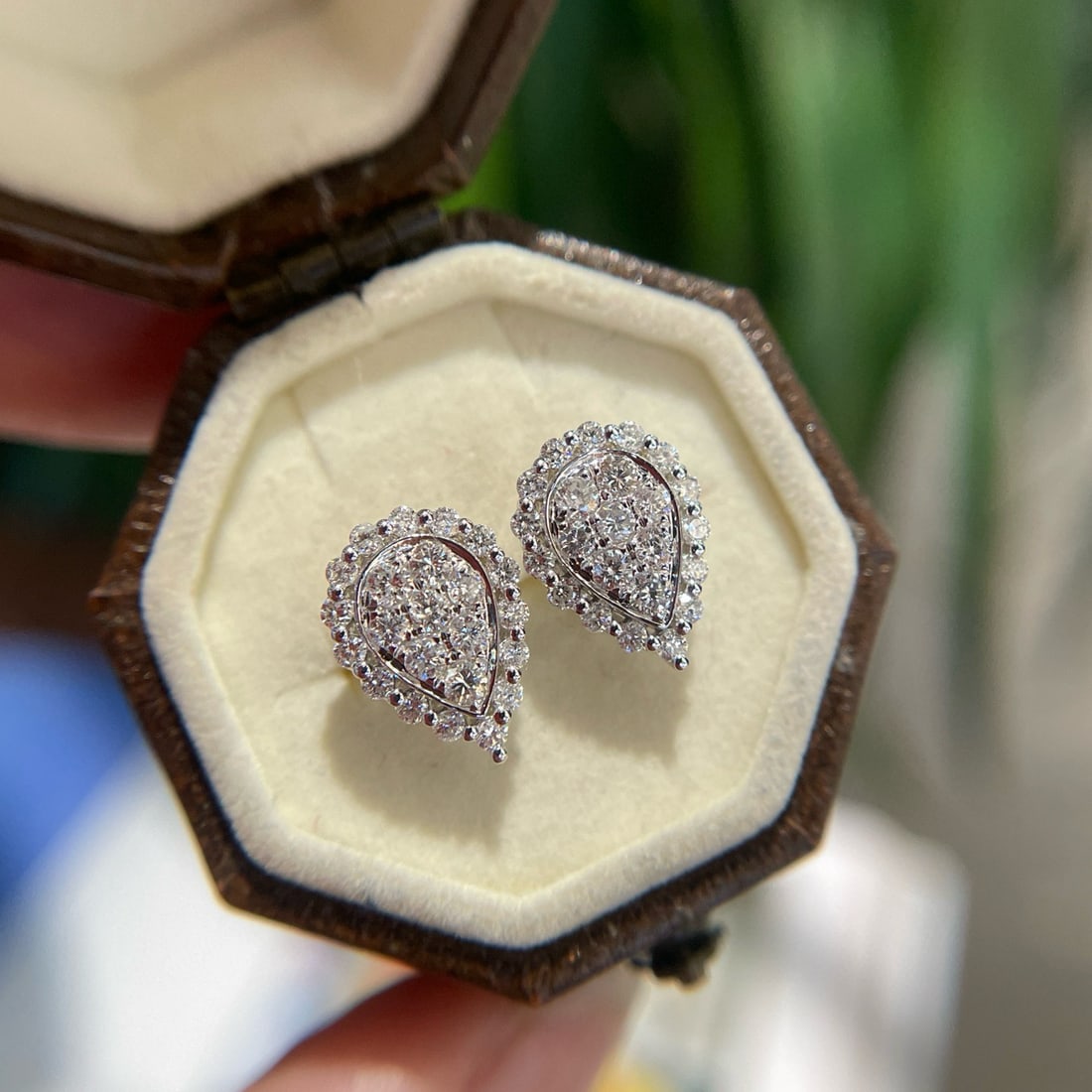 14k Gold 0.60 Ct Natural H Diamond Earrings: Ref:230989237 // gold content:14k gold // main gemstone:diamond // shape:round // carat weight:0. 60ct // color:h // treatment:natural // cut grade:g // // adjacent gemstone 2 : diamond // shape:round