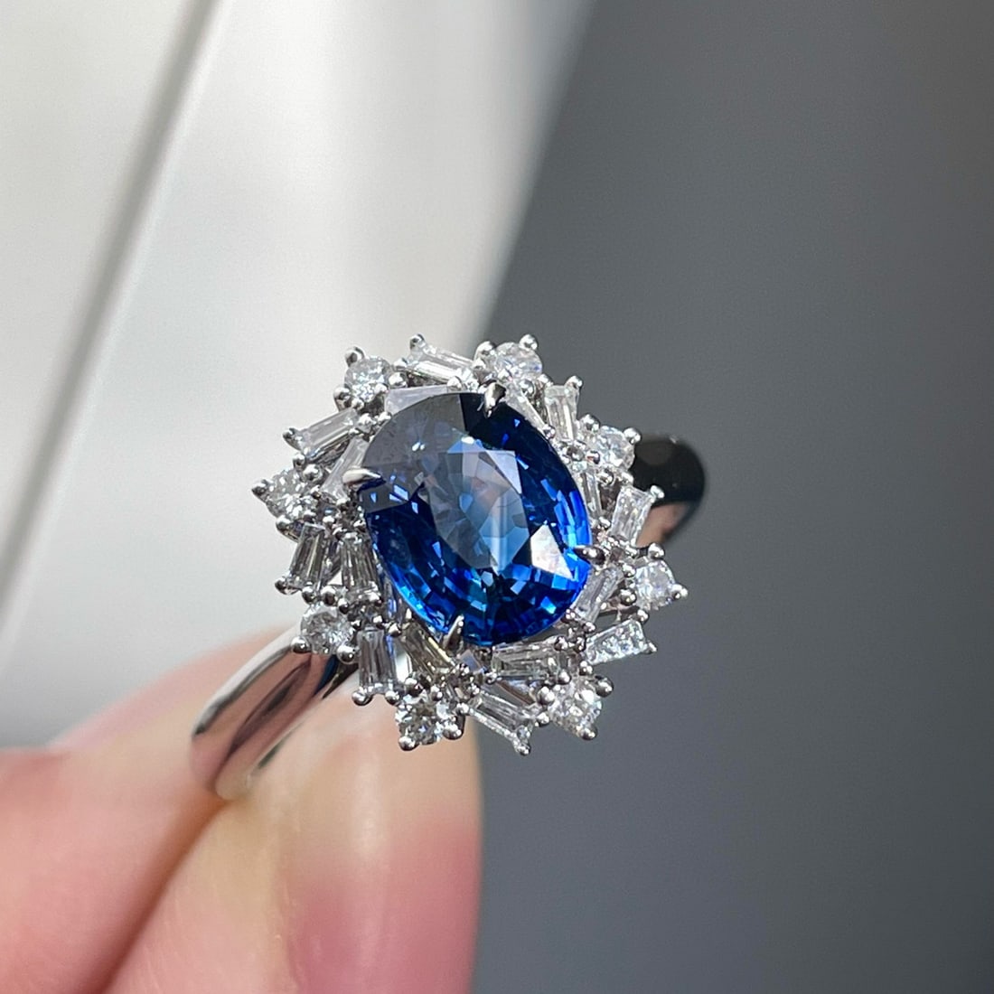 14k Gold 1.82 Ct Natural Sapphire & Diamond Ring: Ref:230989240 // gold content:14k gold // ring size:7. 25us // // main gemstone:sapphire // shape:oval // carat weight:1. 82ct // color:blue // treatment:natural // cut grade:g // // adjacent