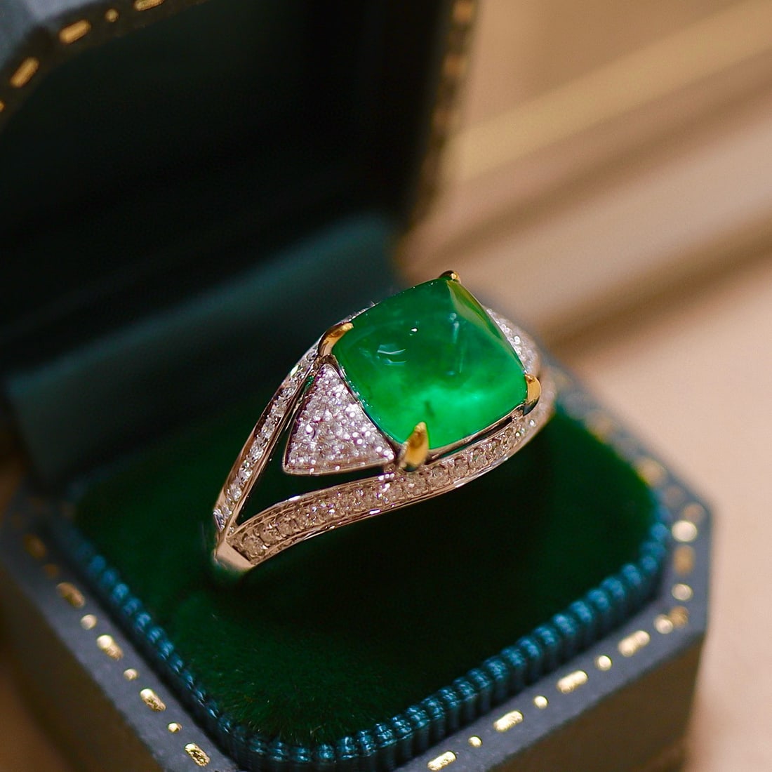 14k Gold 2.94 Ctw Natural Emerald & Diamond Ring: Ref:230989250 // gold content:14k gold // ring size:7. 25us // // main gemstone:emerald // shape:suger-loaf // carat weight:2. 57ct // color:green // treatment:natural // cut grade:g // // adjacent