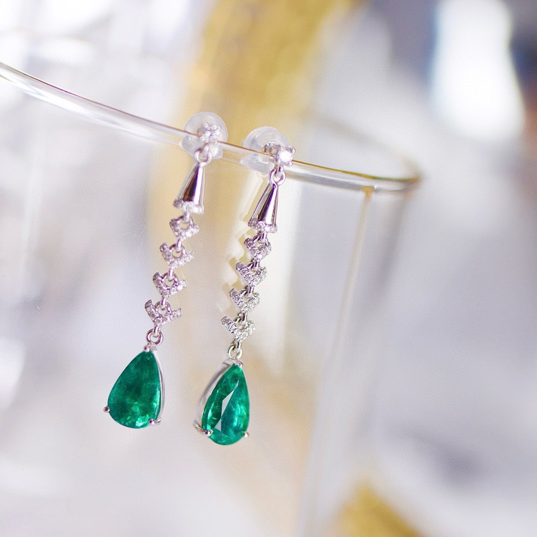 14k Gold 3.12 Ctw Natural Emerald & Diamond Earrings: Ref:230989257 // gold content:14k gold // main gemstone:emerald // shape:pear // carat weight:2. 85ct // color:green // treatment:natural // cut grade:g // // adjacent gemstone 2 : diamond //