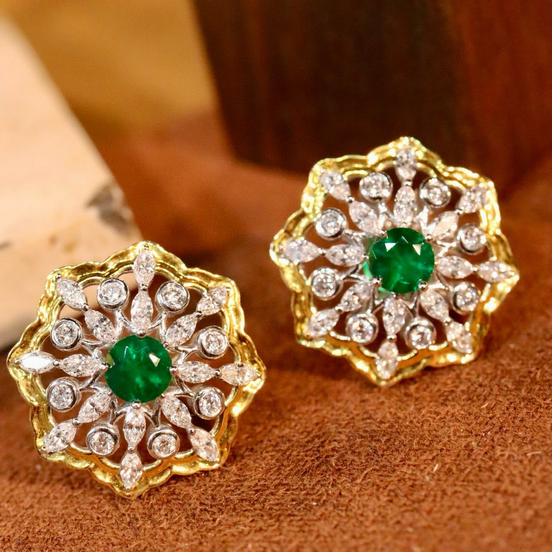 14k Gold 2.71 Ctw Vivid Green Natural Emerald & Lab Grown Diamond Earrings: Ref:230990048 // gold content:14k gold // main gemstone:emerald // shape:round // carat weight:0. 7ct // color:vivid green // treatment:natural // cut grade:g // // adjacent gemstone 2 : lab grown