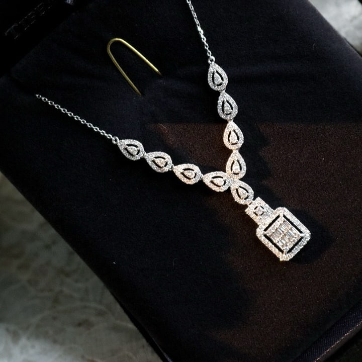 14k Gold 1.15 Ct Natural H Diamond Necklace: Ref:230990058 // gold content:14k gold // main gemstone:diamond // shape:multiply // carat weight:1. 15ct // clarity grade:vs-si // color:h // treatment:natural // High Estimate: 6300 Condition: New L