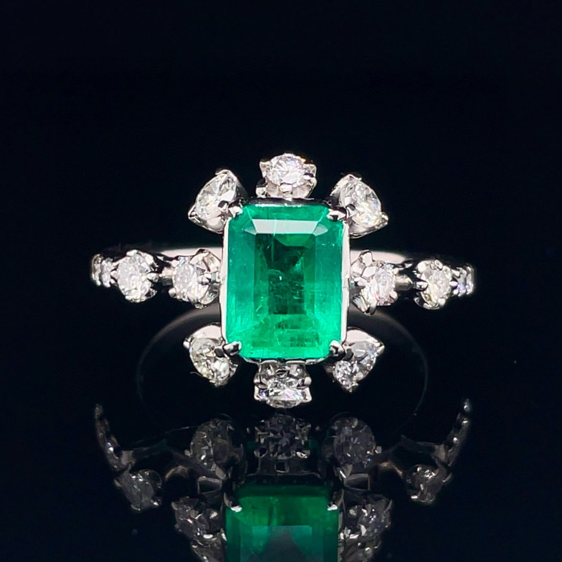 14k Gold 2.33 Ctw Vivid Green Natural Emerald & Diamond Ring: Ref:230990070 // gold content:14k gold // ring size:7. 25us // // main gemstone:emerald // shape:octagonal // carat weight:1. 53ct // color:vivid green // treatment:natural // // adjacent gemstone 2 :