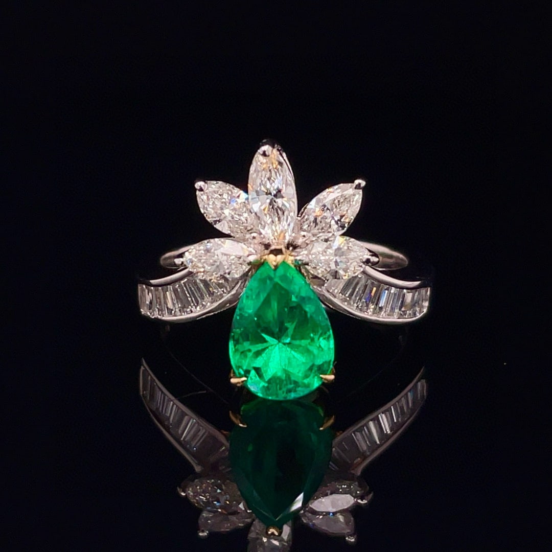 14k Gold 2.72 Ctw Vivid Green Natural Emerald & Diamond Ring: Ref:230990073 // gold content:14k gold // ring size:7. 25us // // main gemstone:emerald // shape:pear // carat weight:1. 56ct // color:vivid green // treatment:natural // // adjacent gemstone 2 : diam