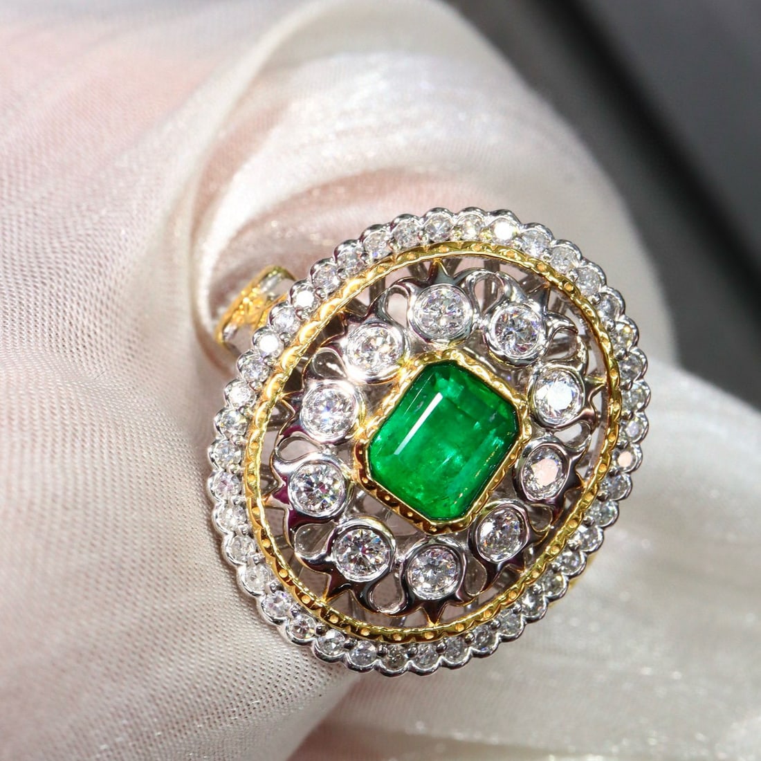 14k Gold 0.98 Ctw Vivid Green Natural Emerald & Diamond Ring - 2