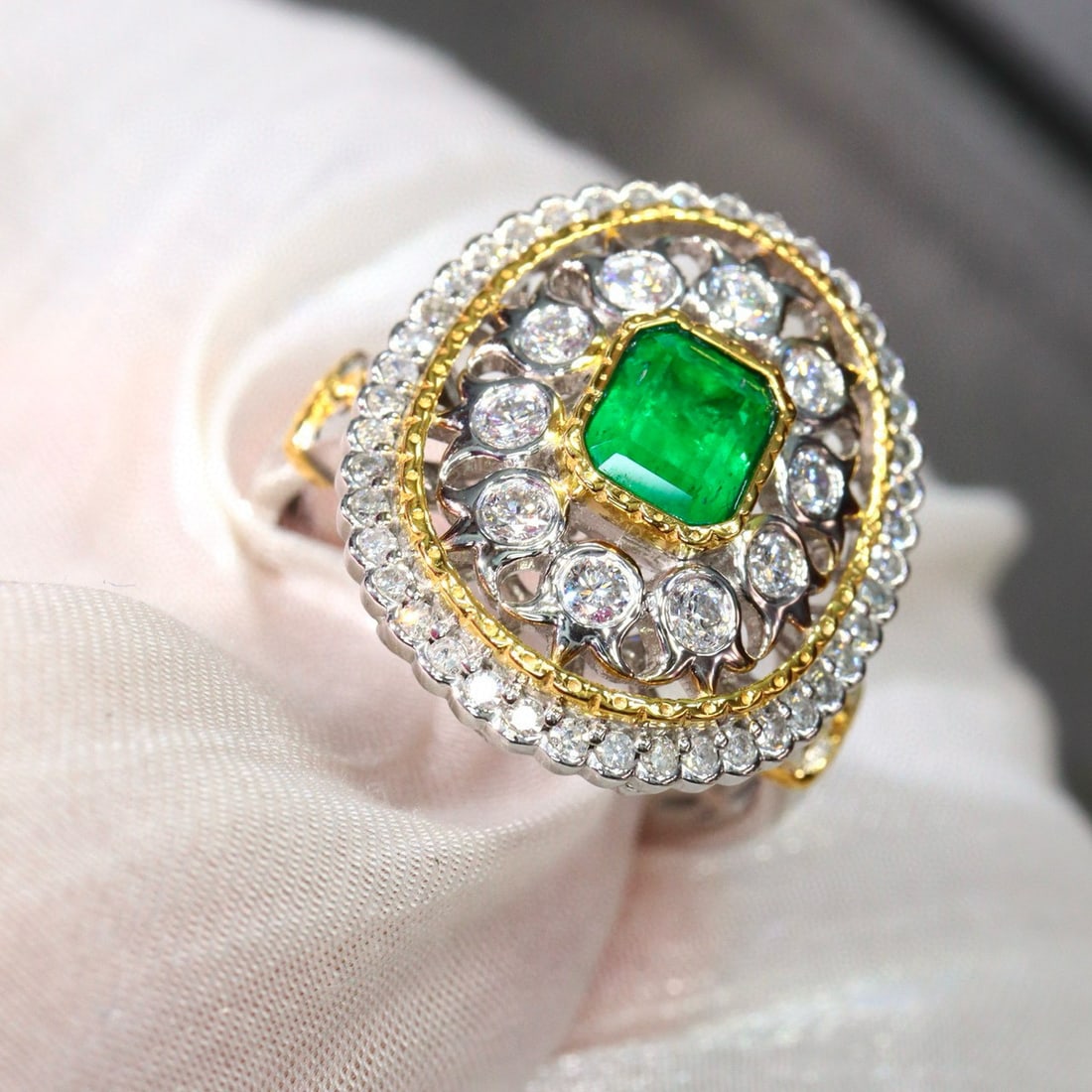 14k Gold 0.98 Ctw Vivid Green Natural Emerald & Diamond Ring - 4