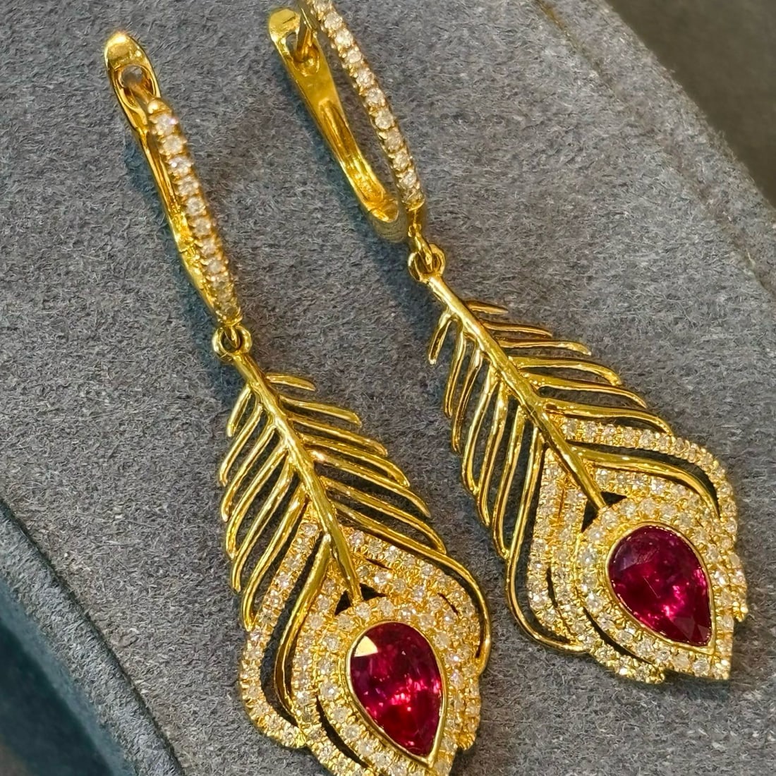 14k Gold 0.88 Ct Natural Ruby & Diamond Earrings: Ref:230990097 // gold content:14k gold // main gemstone:ruby // shape:pear // carat weight:0. 88ct // color:red // treatment:natural // // adjacent gemstone 2 : diamond // shape:round // clarity