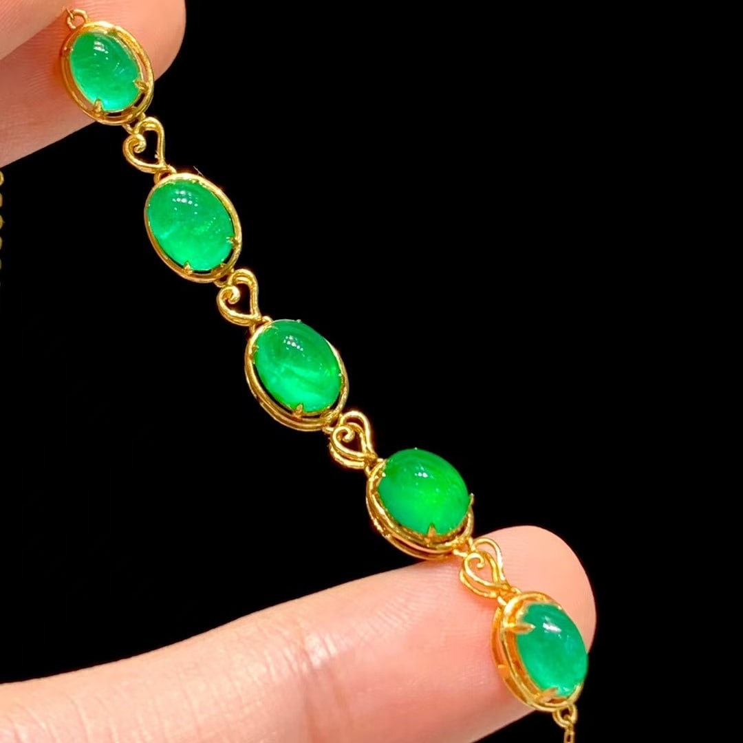 14k Gold 3.7 Ct Vivid Green Natural Emerald Bracelet: Ref:230990101 // gold content:14k gold // main gemstone:emerald // shape:oval // carat weight:3. 7ct // color:vivid green // treatment:natural // Condition: New Low Estimate: 3300 High Estimate: 5000