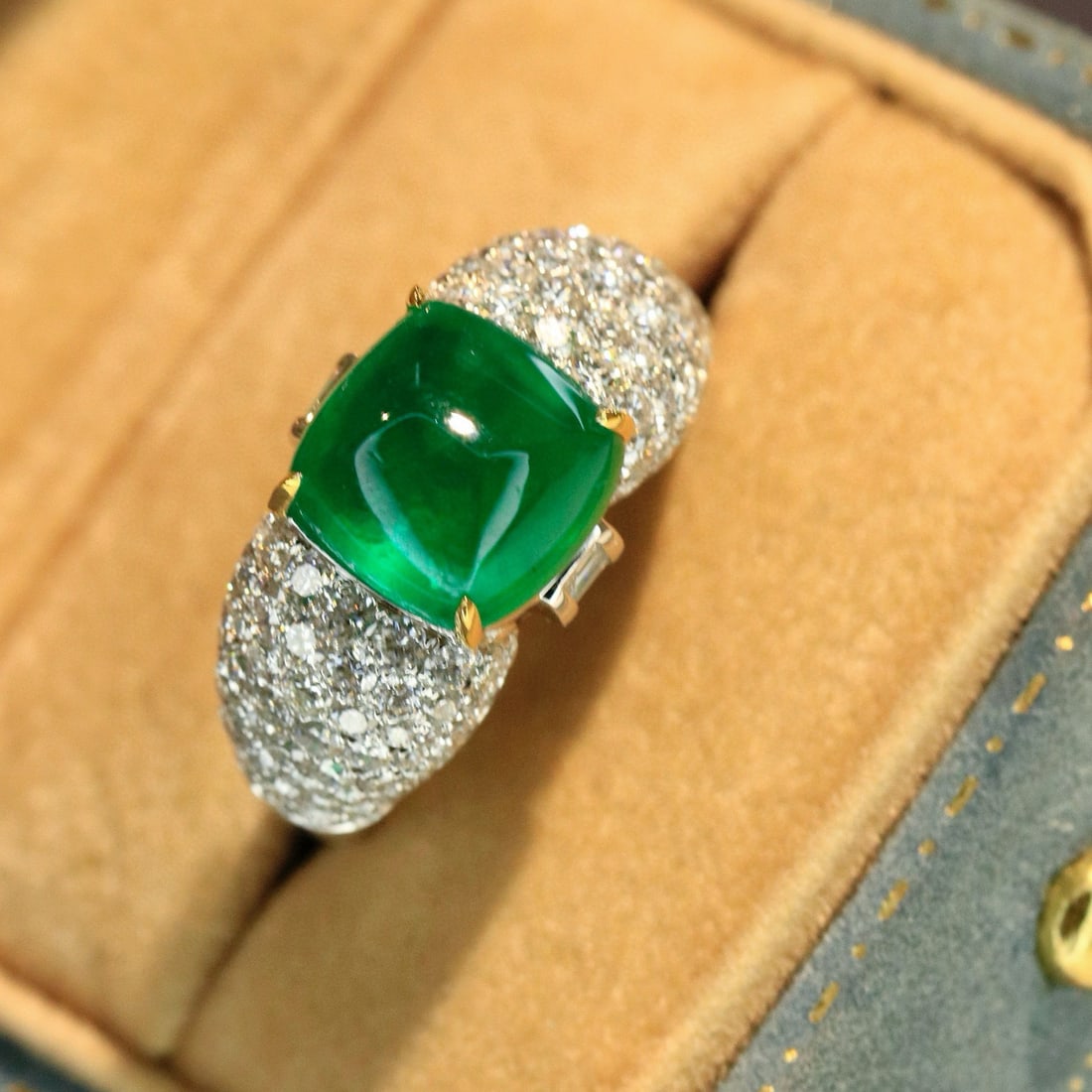 14k Gold 5.78 Ctw Vivid Green Natural Emerald & Diamond Ring: Ref:230990102 // gold content:14k gold // ring size:7. 25us // // main gemstone:emerald // shape:suger-loaf // carat weight:4. 16ct // color:vivid green // treatment:natural // // adjacent gemstone 2 