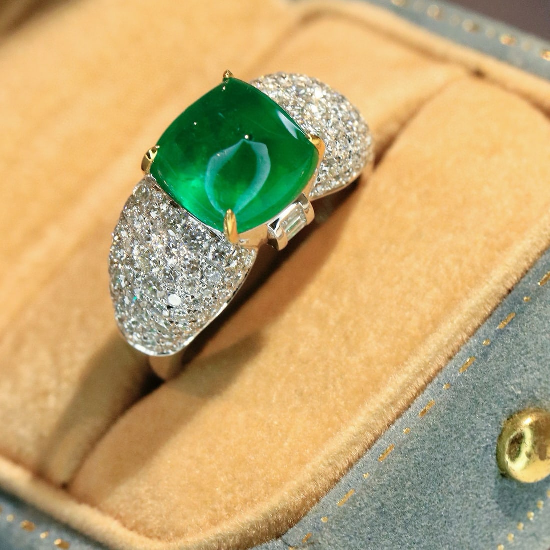 14k Gold 5.78 Ctw Vivid Green Natural Emerald & Diamond Ring - 3