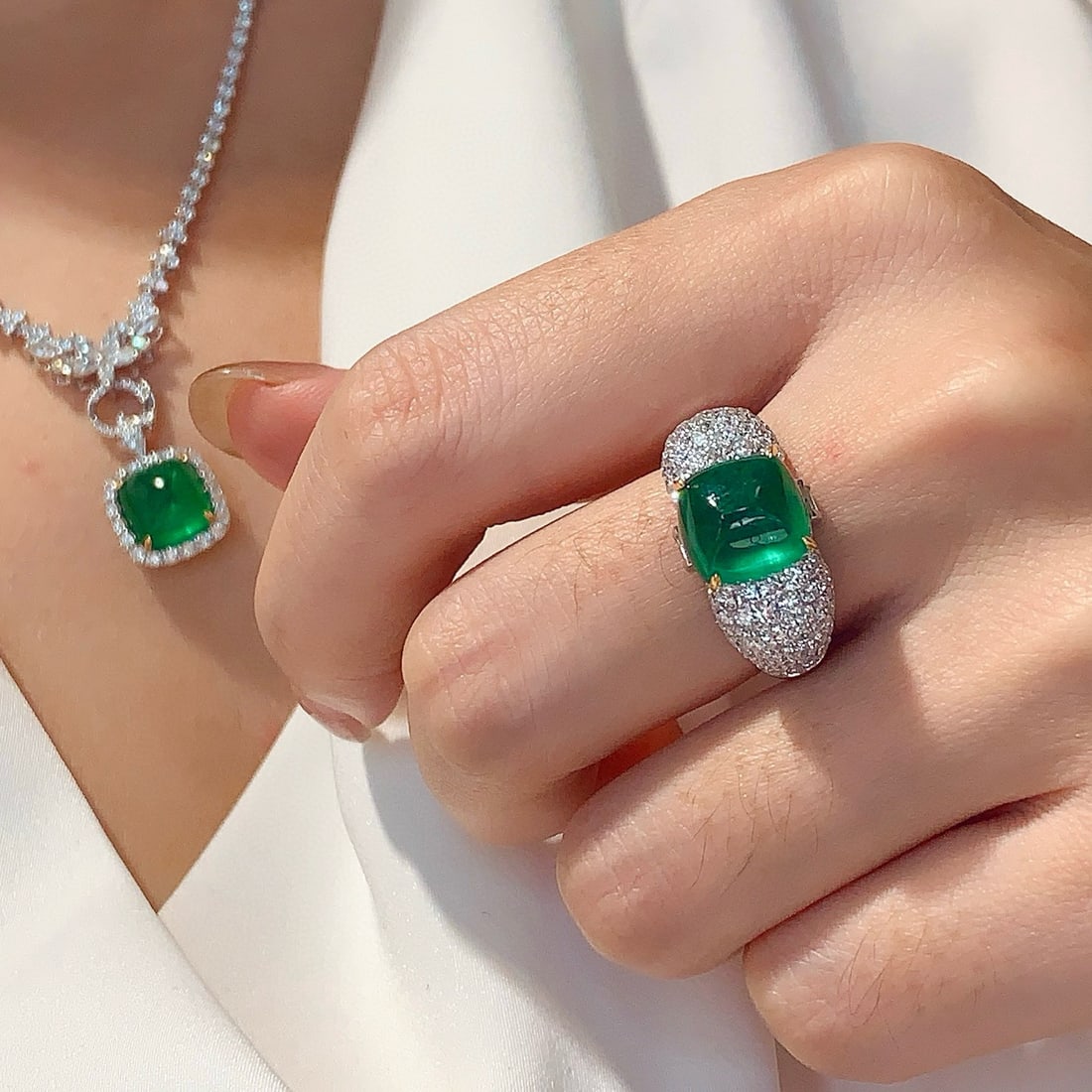 14k Gold 5.78 Ctw Vivid Green Natural Emerald & Diamond Ring - 4